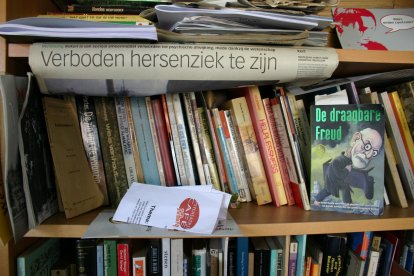 Boekenplank bij Eddy thuis, foto: Mayanne Könst